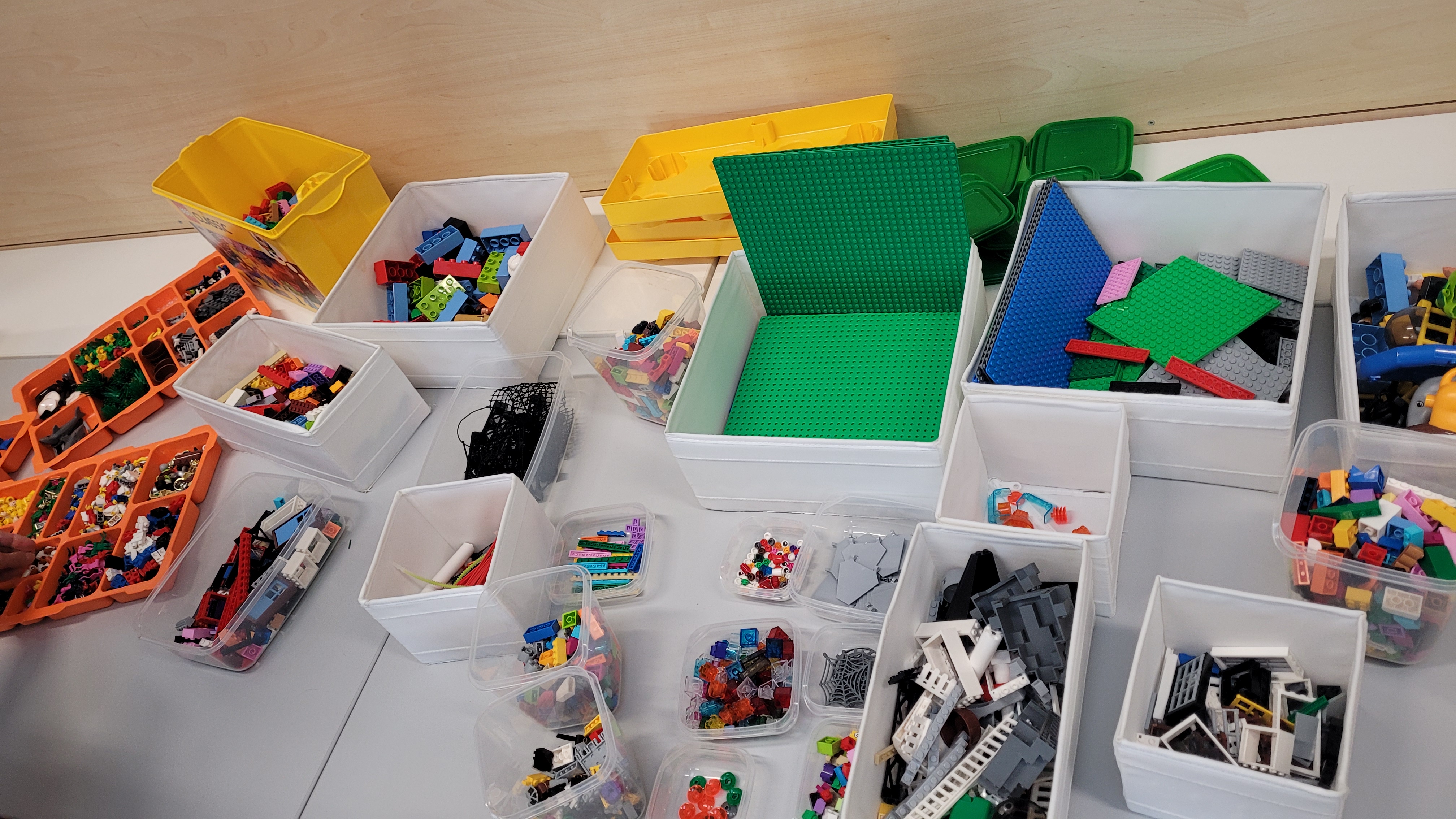 Viele Kisten mit Lego-Spielzeug