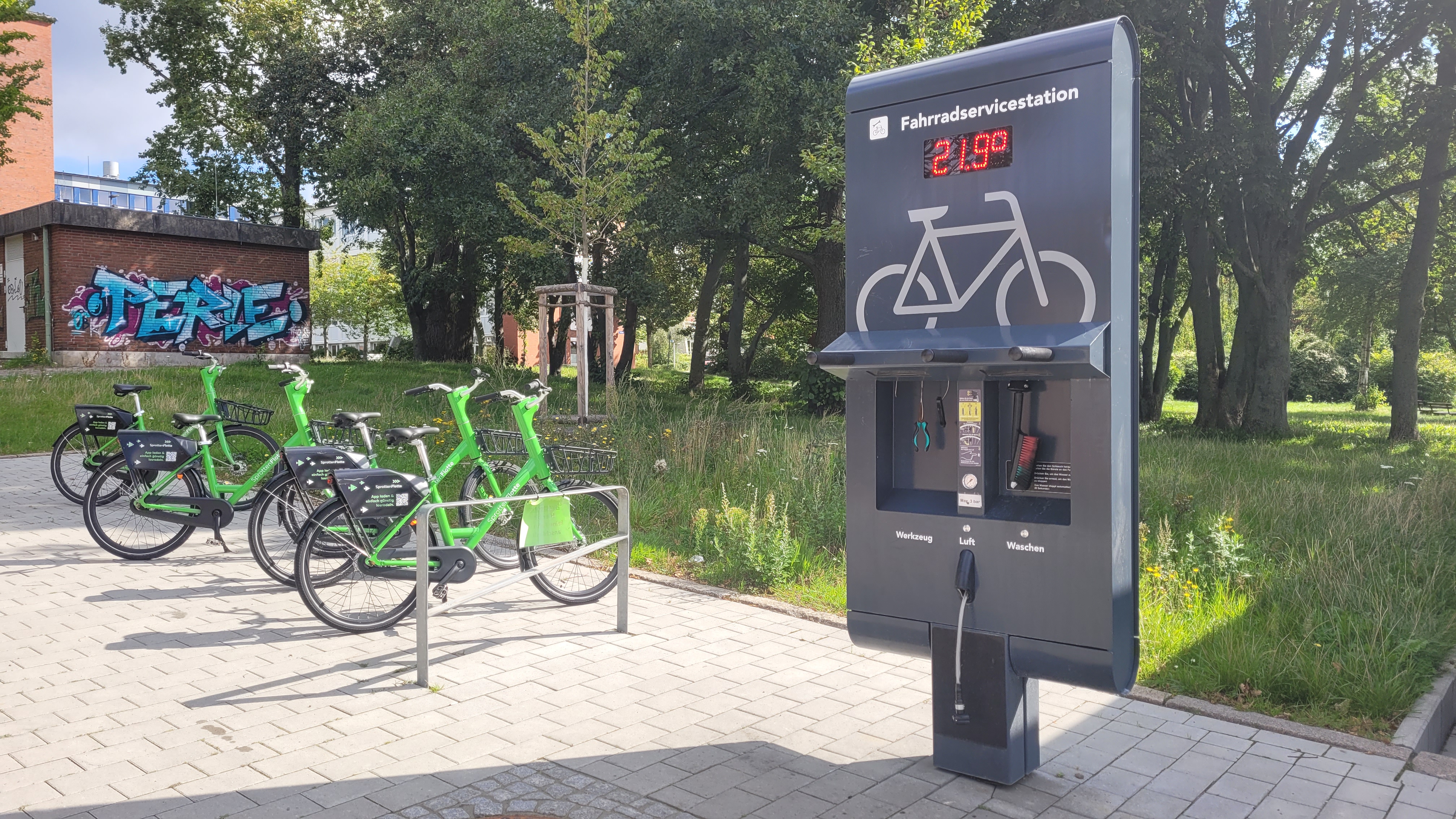 Eine Fahrrad-Servicestation neben einigen Fahhrädern