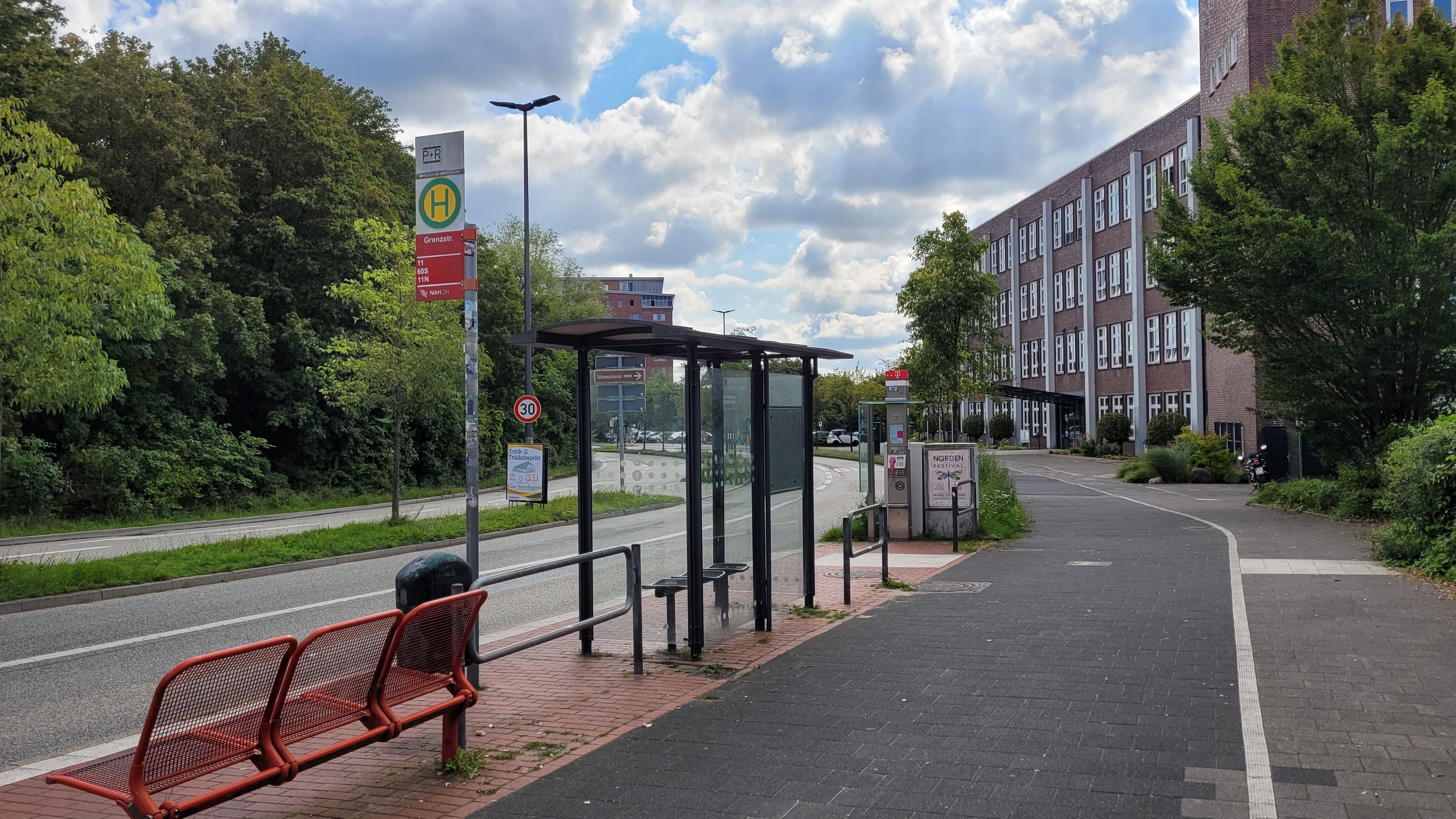 Eine Bushaltestelle an einer Straße