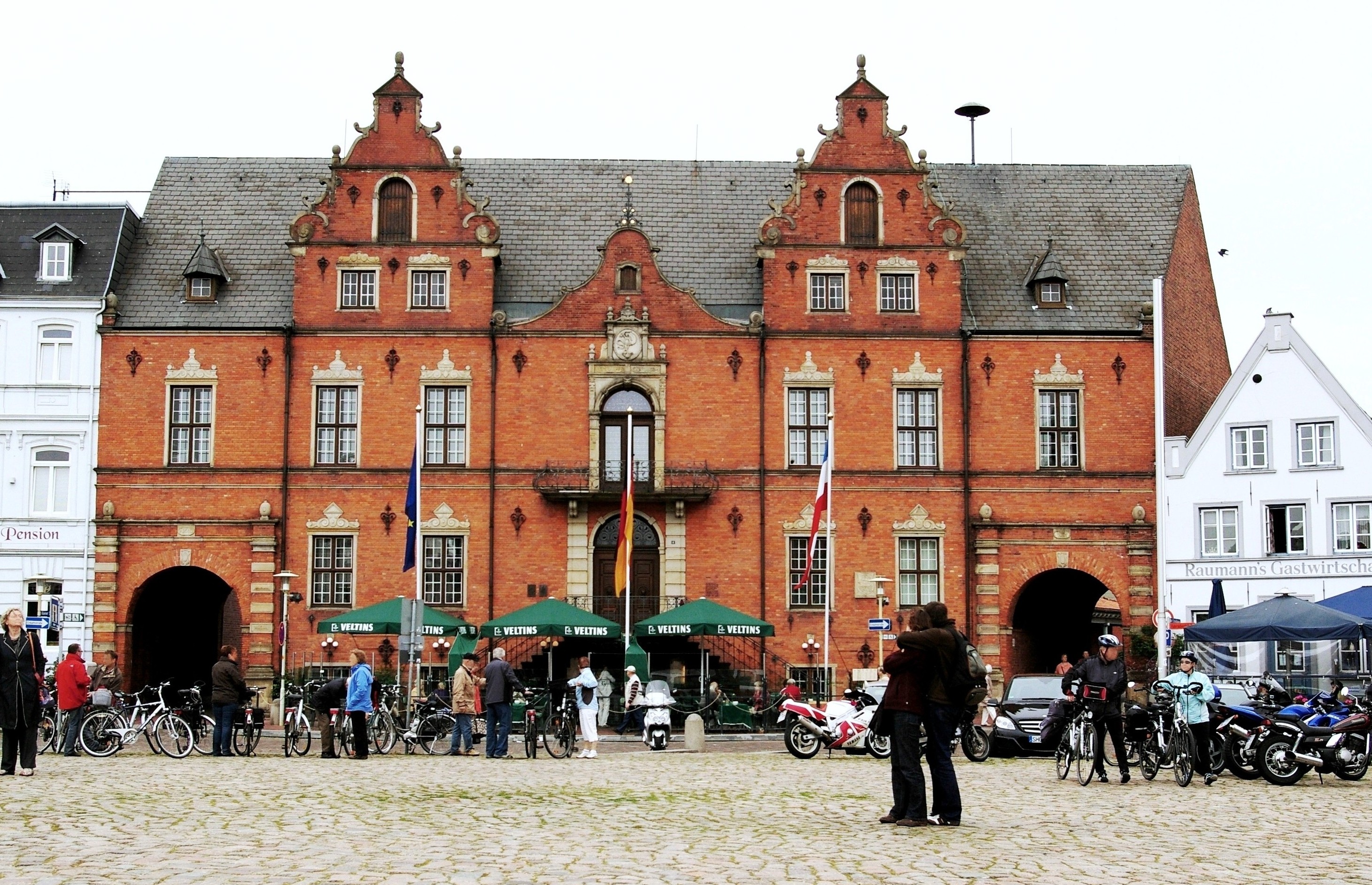 G�l� Das Glückstädter Rathaus mit rotem Backstein.