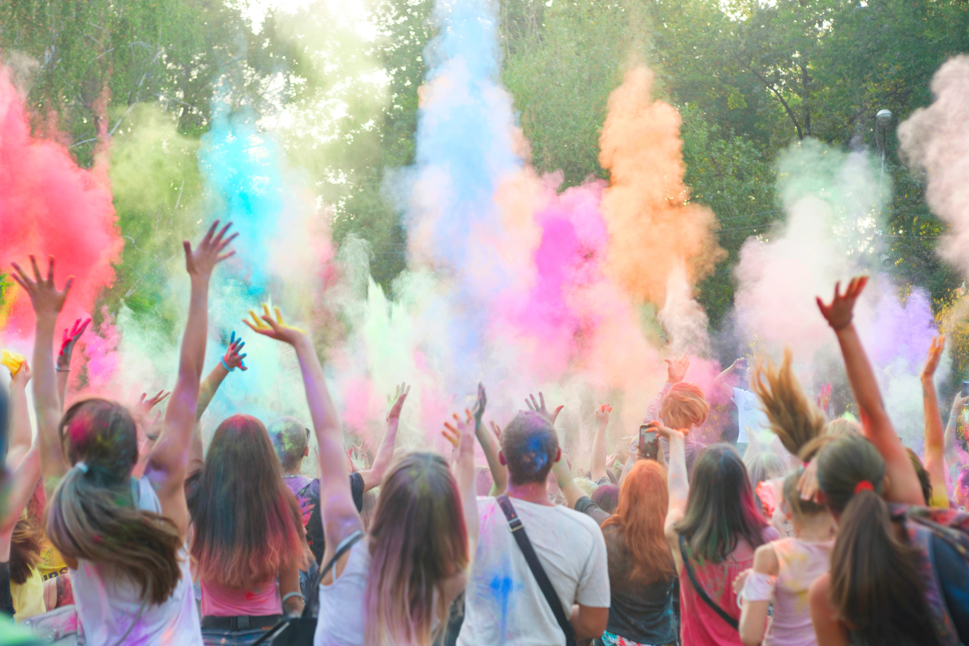 Holi festival of color. Holi colorful festival of colored paints eine Gruppe von Menschen wirft buntes Farbpulver beim Holi-Festival in die Luft