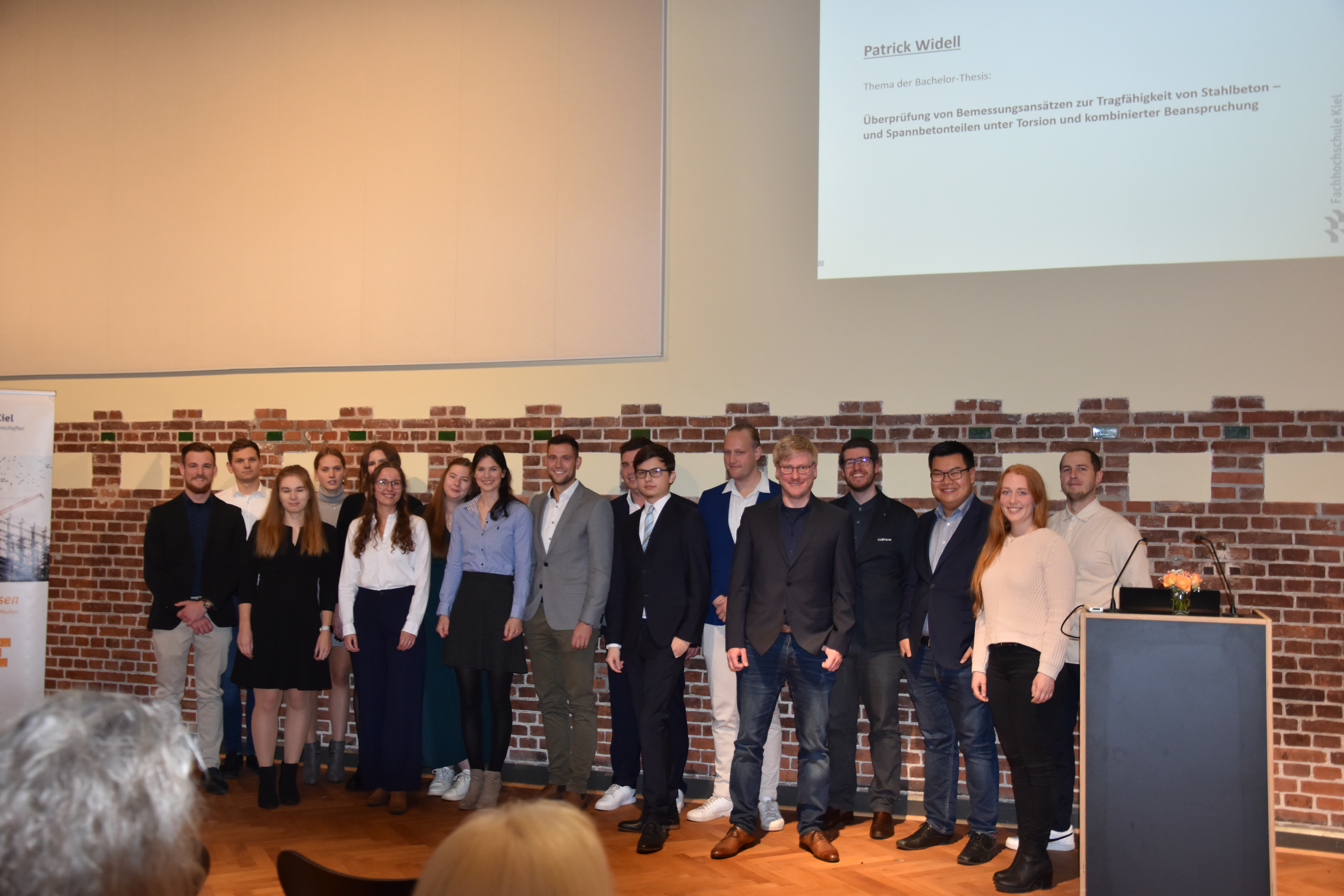 Menschen auf einer Bühne