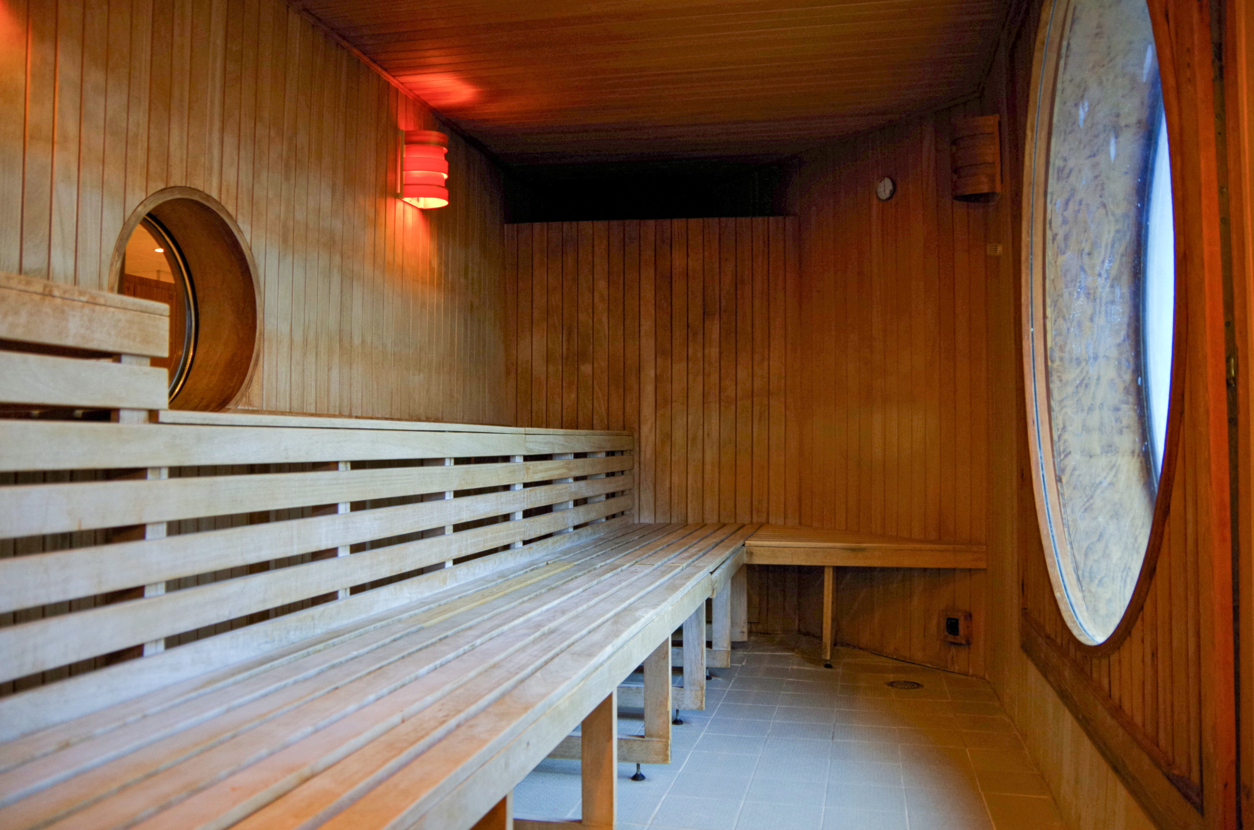 Blick in eine menschenleere Sauna