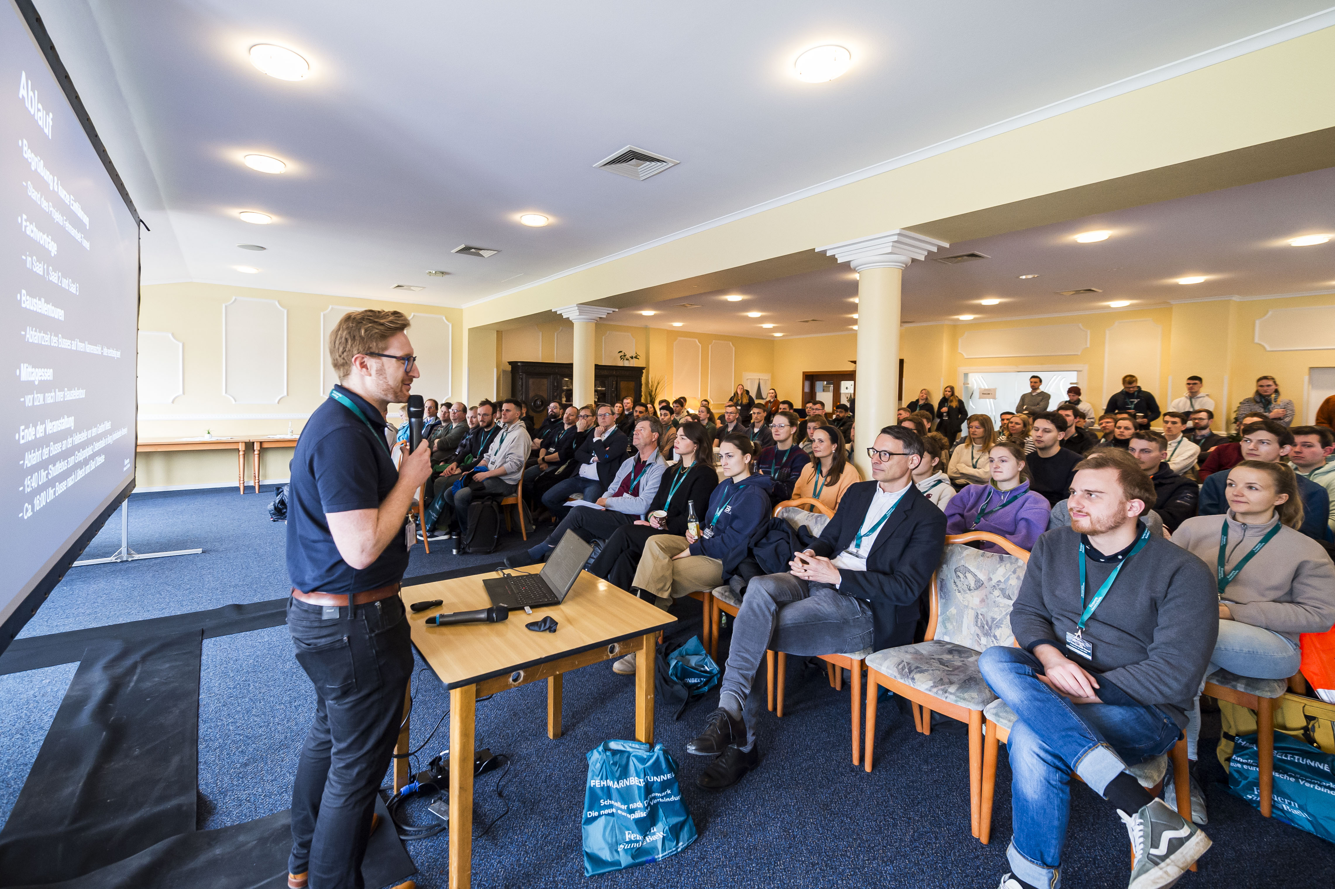 Ein Seminarraum voller Menschen, die auf Stühlen sitzen.