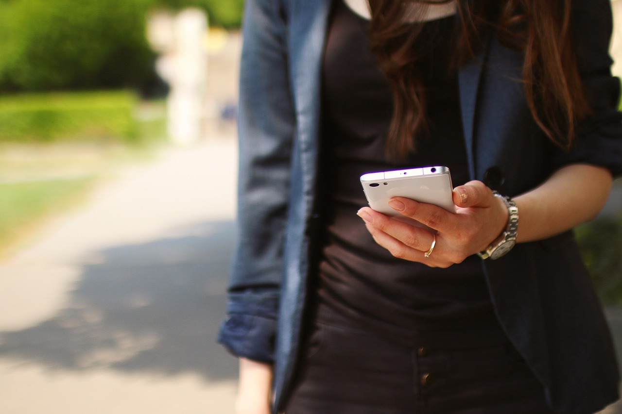 Frau mit Handy in der Hand