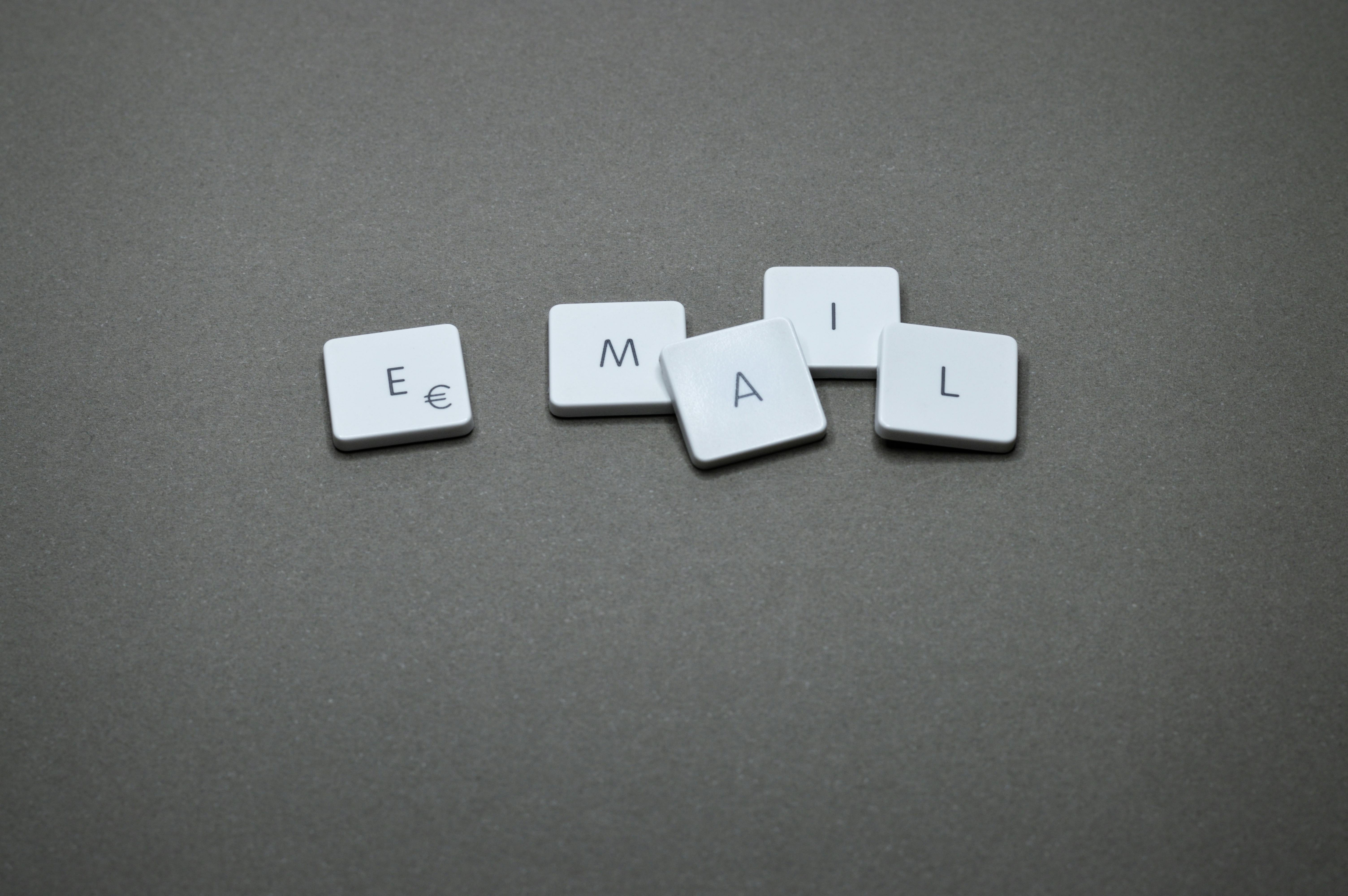 Tasten mit dem Wort E-Mail
