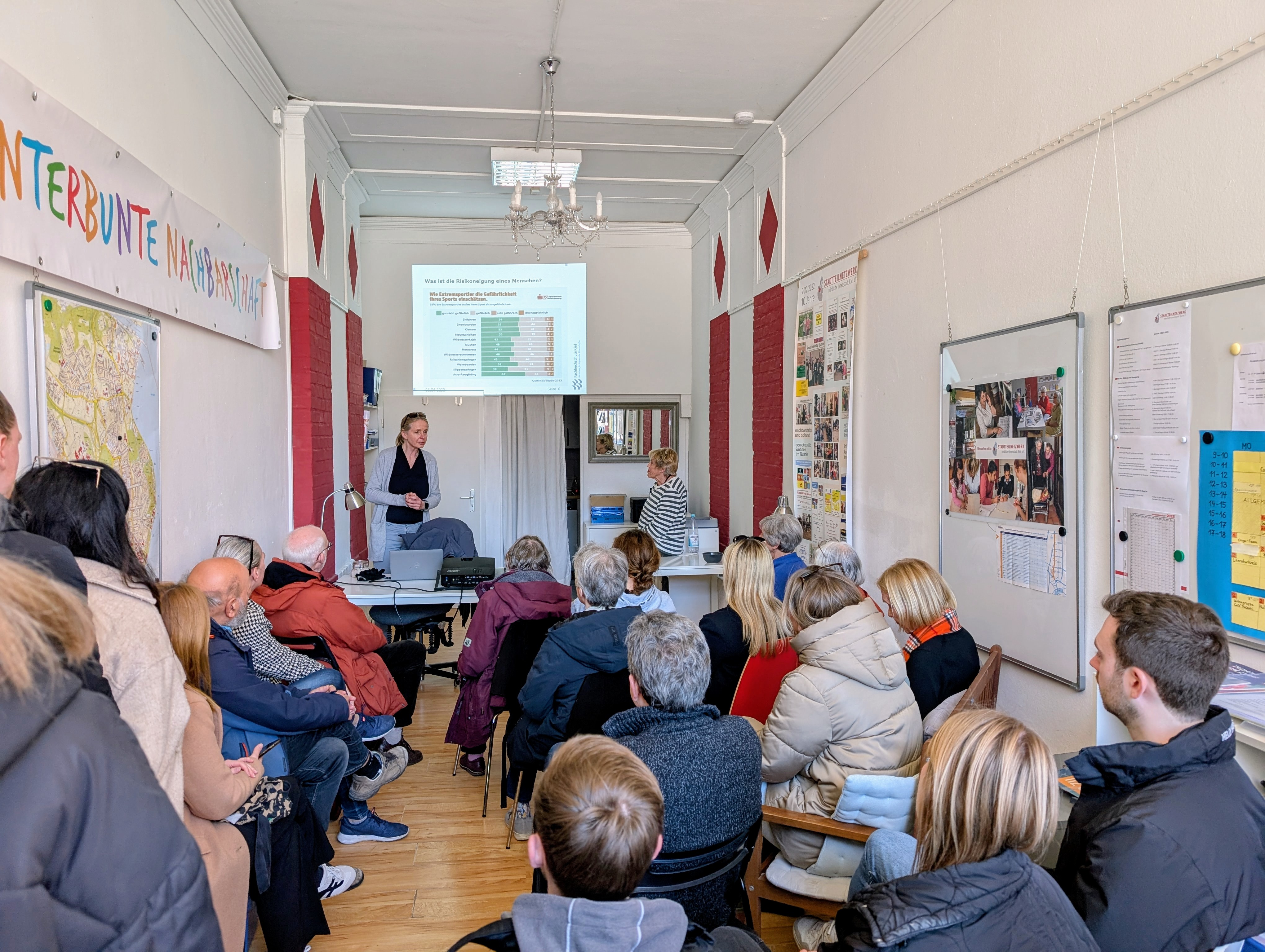 Prof. Vanini ließ Besucher*innen an einem Experiment zur Risikobereitschaft teilhaben und zeigte, welche Faktoren individuelle Entscheidungen beeinflussen.