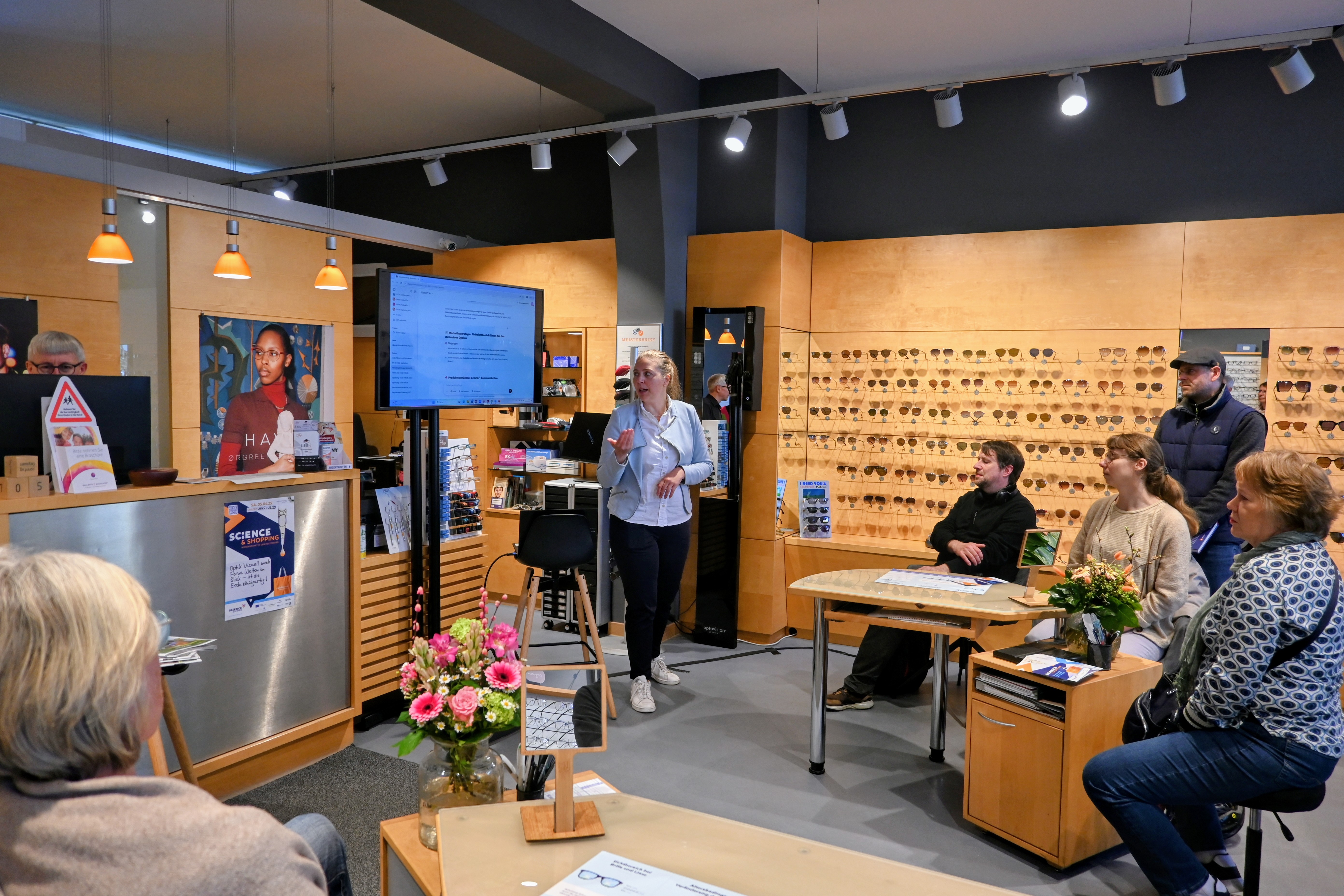 Doktorandin Miriam Maibaum erklärt beim Optiker wie man mithilfe von KI ein Marketingkonzept generieren kann.