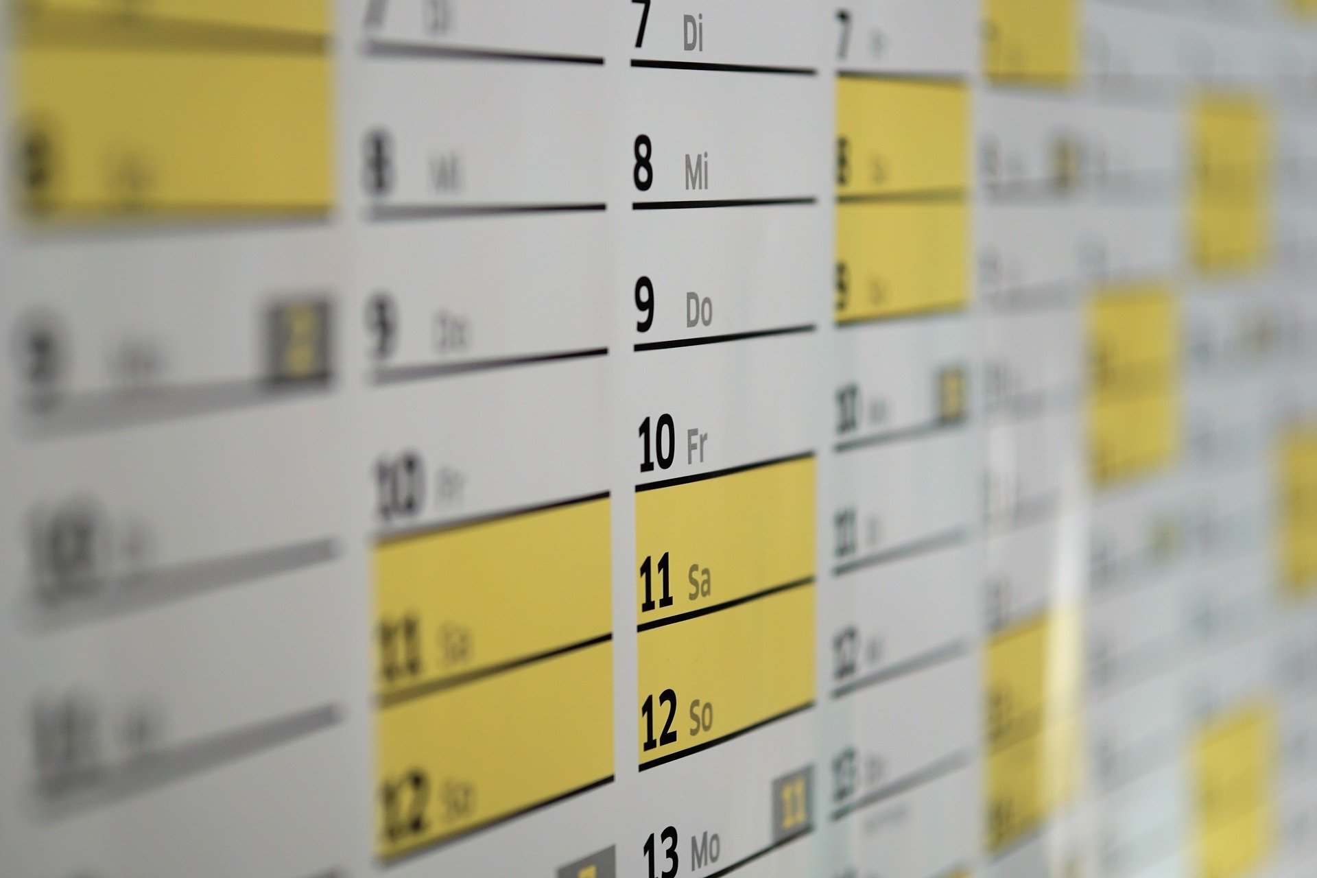 Ausschnitt eines Wandkalender, gelb-weiß