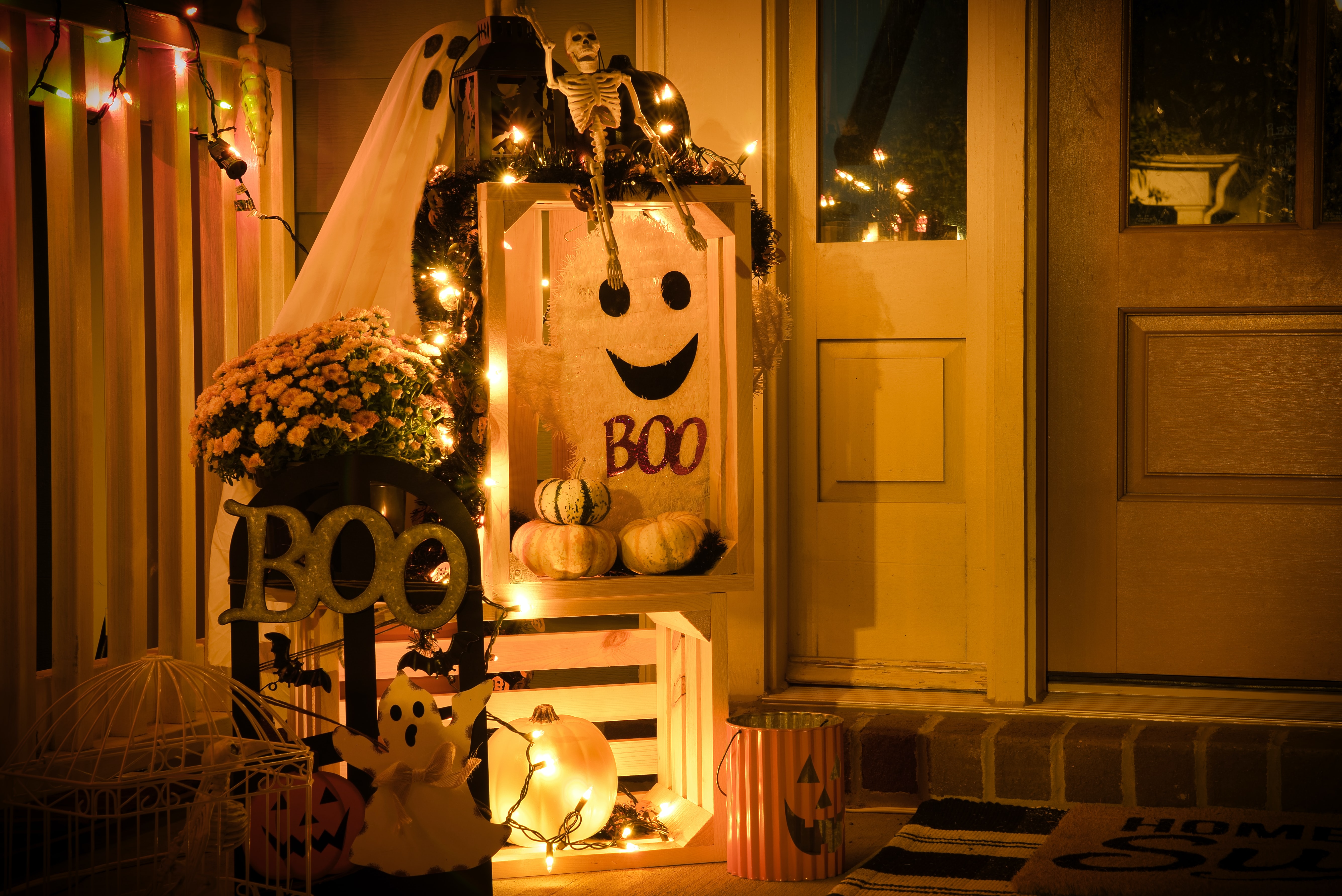 Eingangstür für Halloween dekoriert