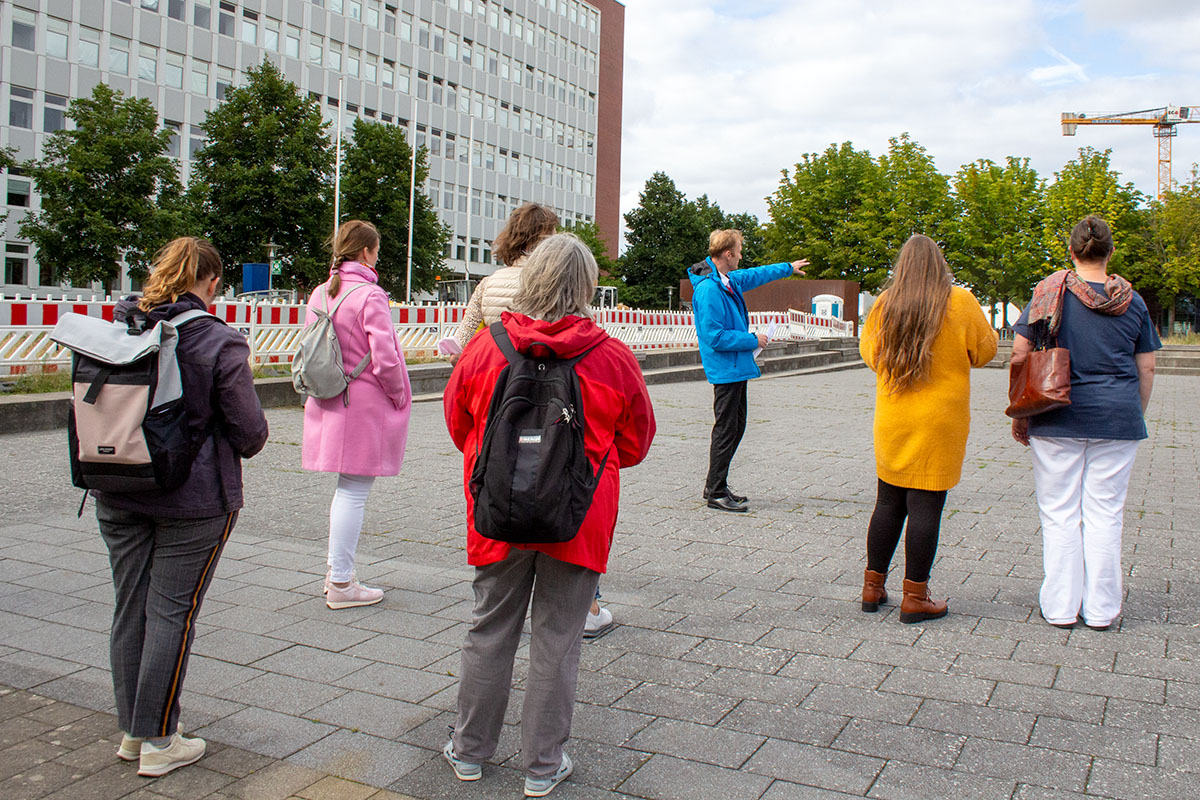 Besucher*innen auf dem Campus