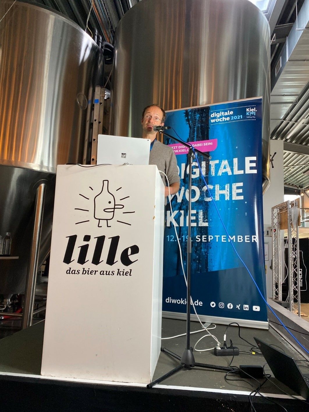 Dr. Tobias Bayr bei der Keynote in der Lille Brauerei.