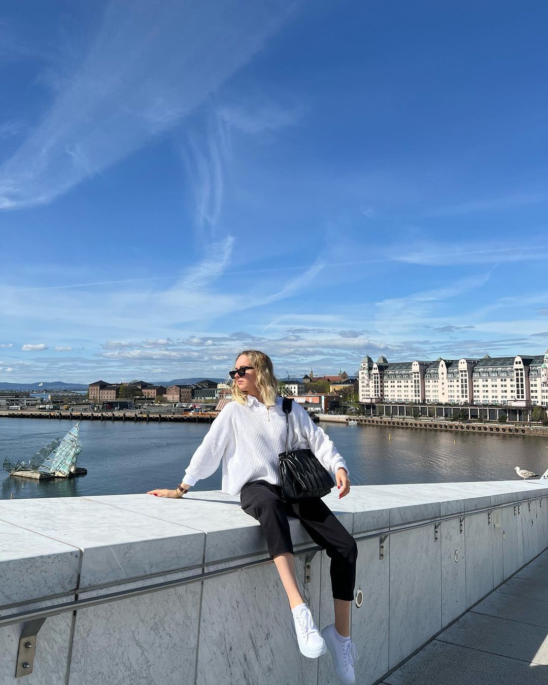 Emely sitzt auf der Mamortreppe der Oper in Oslo