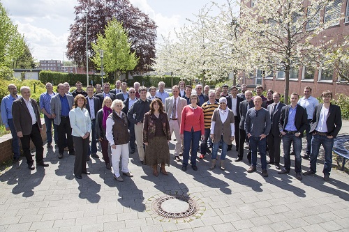 Mitarbeitende des Fachbereichs Informatik und Elektrotechnik vor dem Gebäude C13 der Fachhochschule Kiel