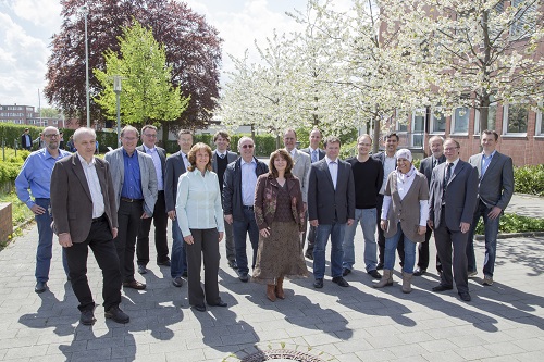 Professor_innen und Lehrkräfte für besondere Aufgaben des Fachbereichs Informatik und Elektrotechnik vor dem Gebäude C13 der Fachhochschule Kiel