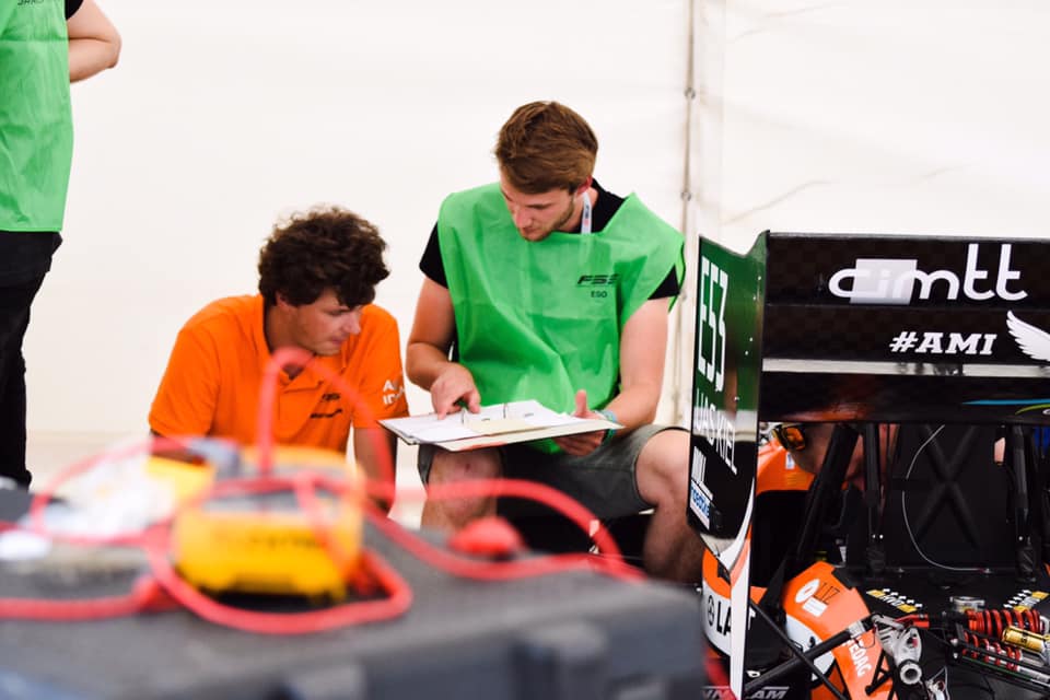 Präzises Arbeiten und gute Absprachen sind bei der Formula Student ein Muss. (Foto: Team Raceyard)