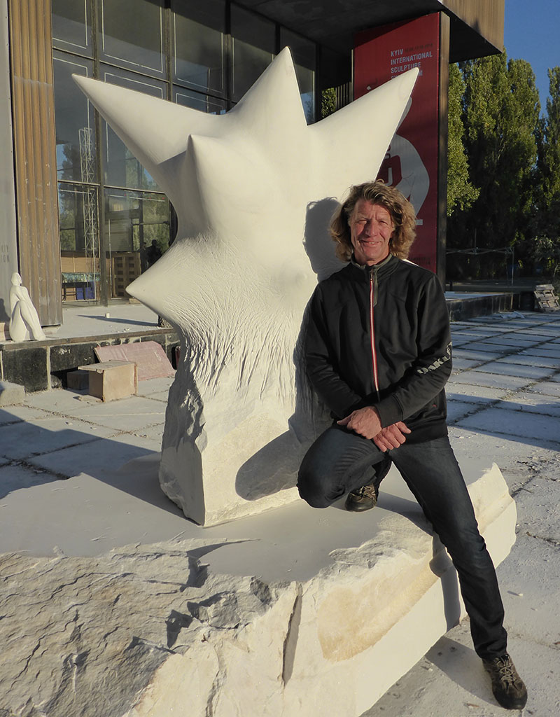 Jo Kley mit seiner Skulptur „Miss Liberty“, beim Kyiv International Sculpture Symposium. Foto: Elisabeth Grunwald