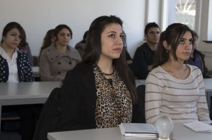 Eine Gruppe Studierender sitzen in einem Seminarraum.
