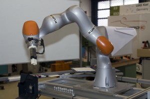 Ein auf einem Gestell aufgebauter Roboterarm.
