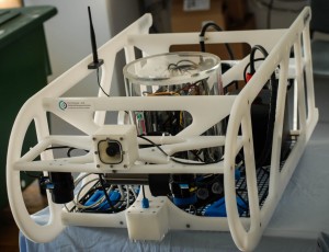 Eine Maschine in weißem Kunststoffrahmen steht auf einem Tisch.