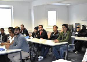 Eine Gruppe Studierender sitzt in einem Seminarraum.