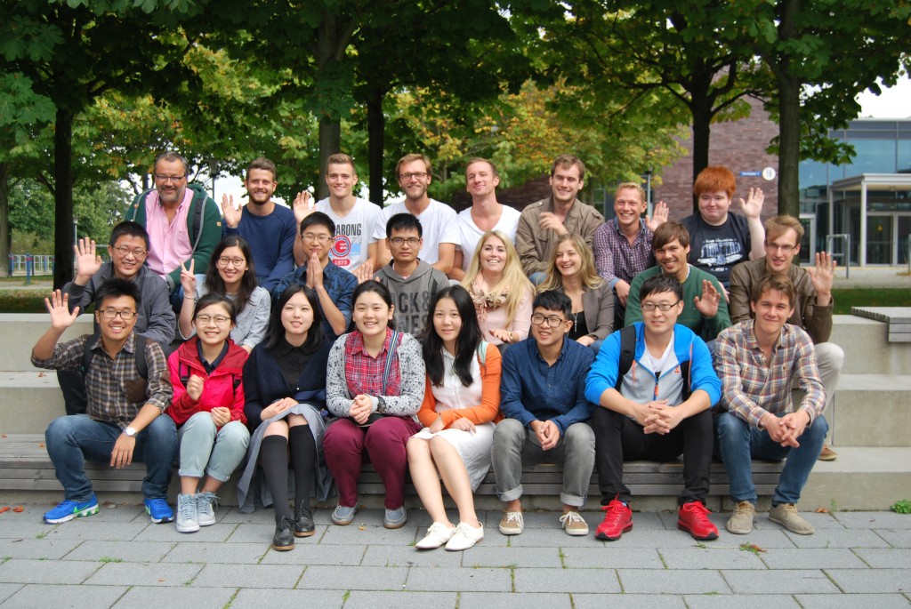Eine gemischte Gruppe europäischer und asiatischer Studierender.