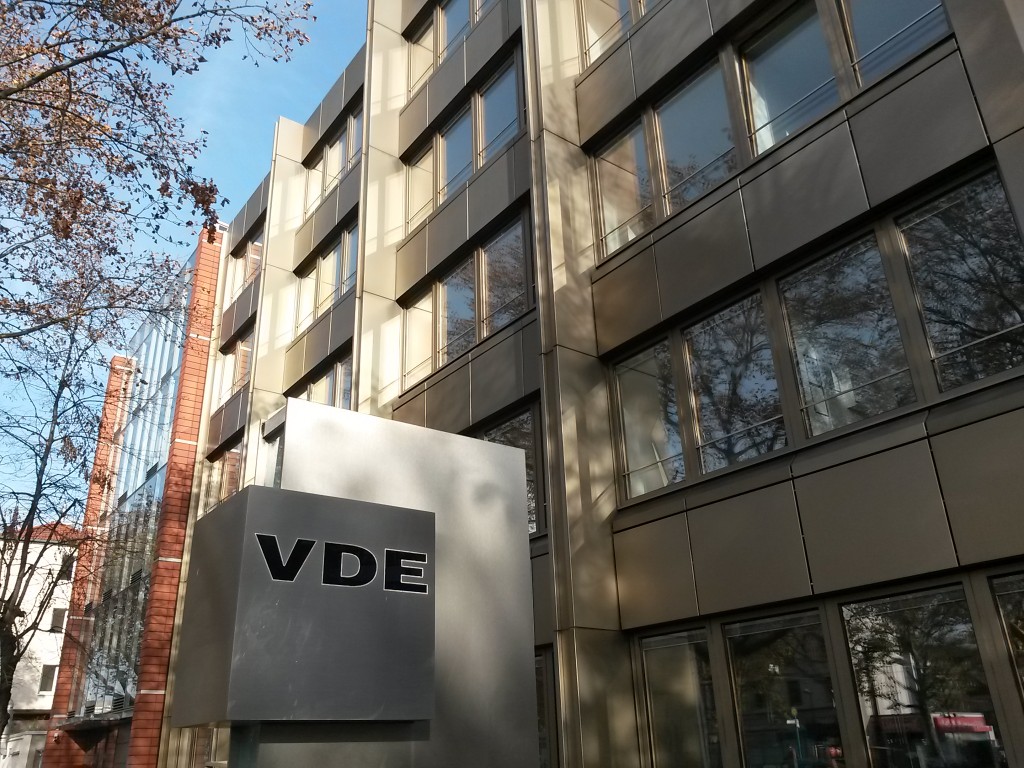 Ein graues Konzerngebäude der Firma "VDE".