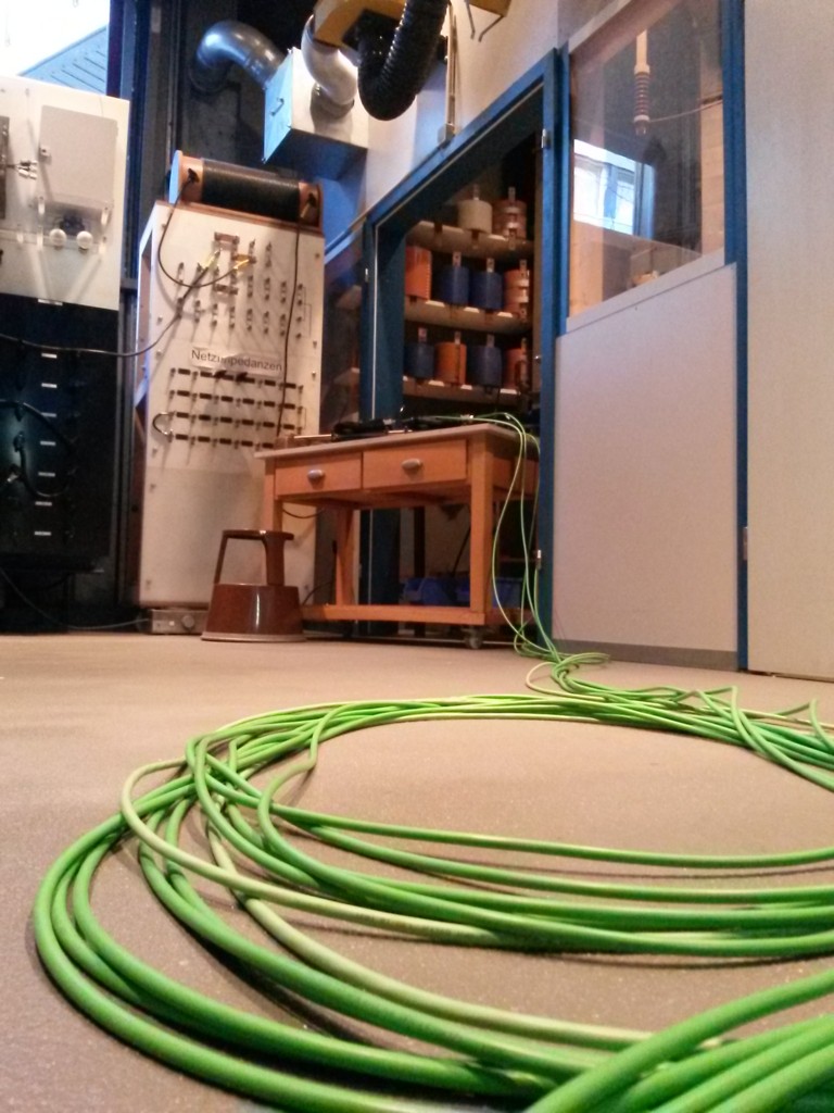 Auf dem Boden einer Elekrowerkstatt liegt ein Bündel grünes Kabel.