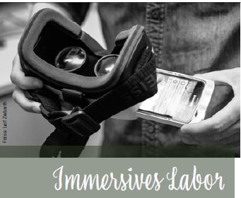 Das Schwarz-Weiß-Bild zeigt zwei Hände beim Halten einer VR-Brille und einem Smartphone. Untendrunter steht "Immersives Labor".