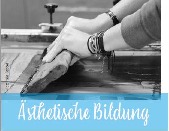 Das Schwarz-Weiß-Bild zeigt zwei Hände beim vorbereiten einer Druckerpresse. Untendrunter steht "Ästhetische Bildung".