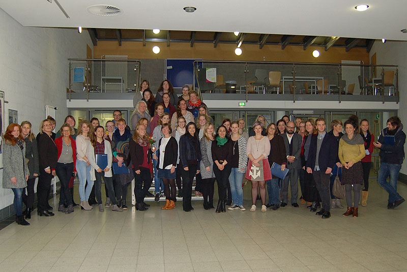Eine Gruppe Menschen posiert in einem Gebäude der FH Kiel.