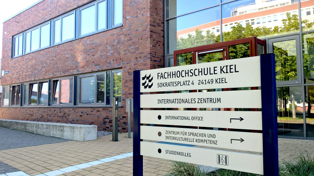Ein Schild vor einem Universitätsgebäude der Fachhochschule Kiel.