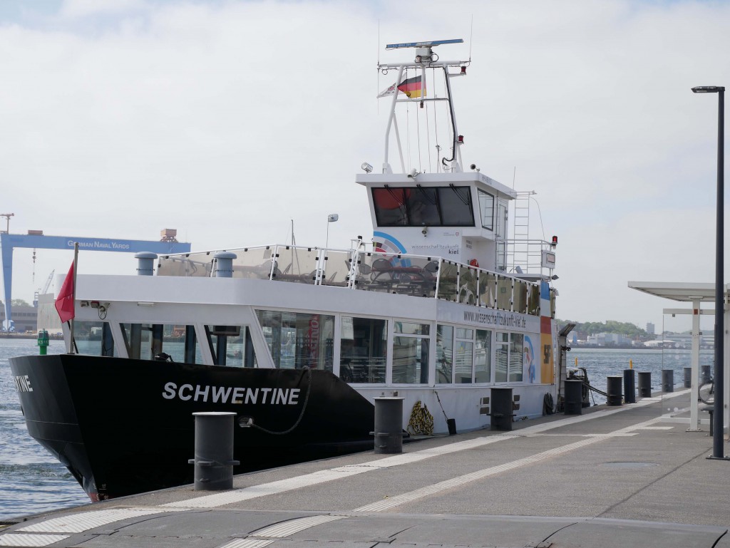 Ein Fährschiff mit dem Namen "Schwentine".