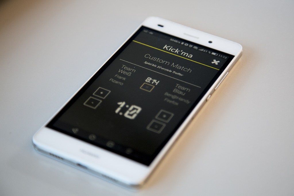 Ein weißes Smartphone auf dem eine App geöffnet ist, die das Verwalten von Tisch-Kicker-Spielen ermöglicht.