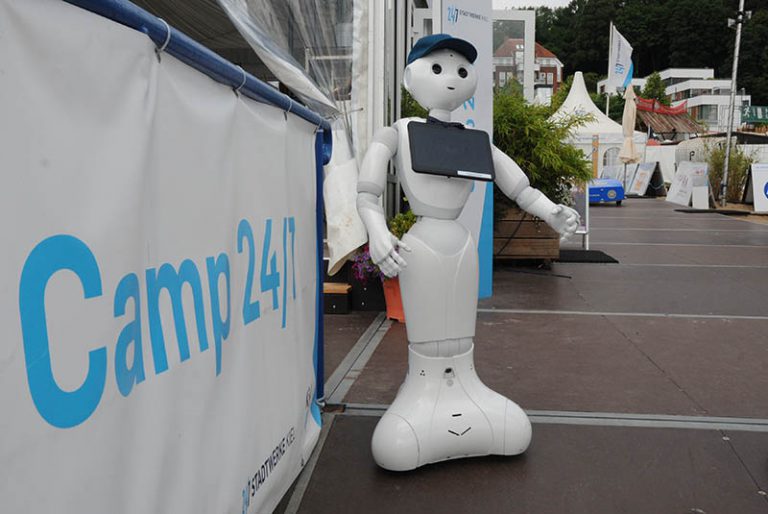 Ein Roboter steht vor dem Eingang eines Pavillons.