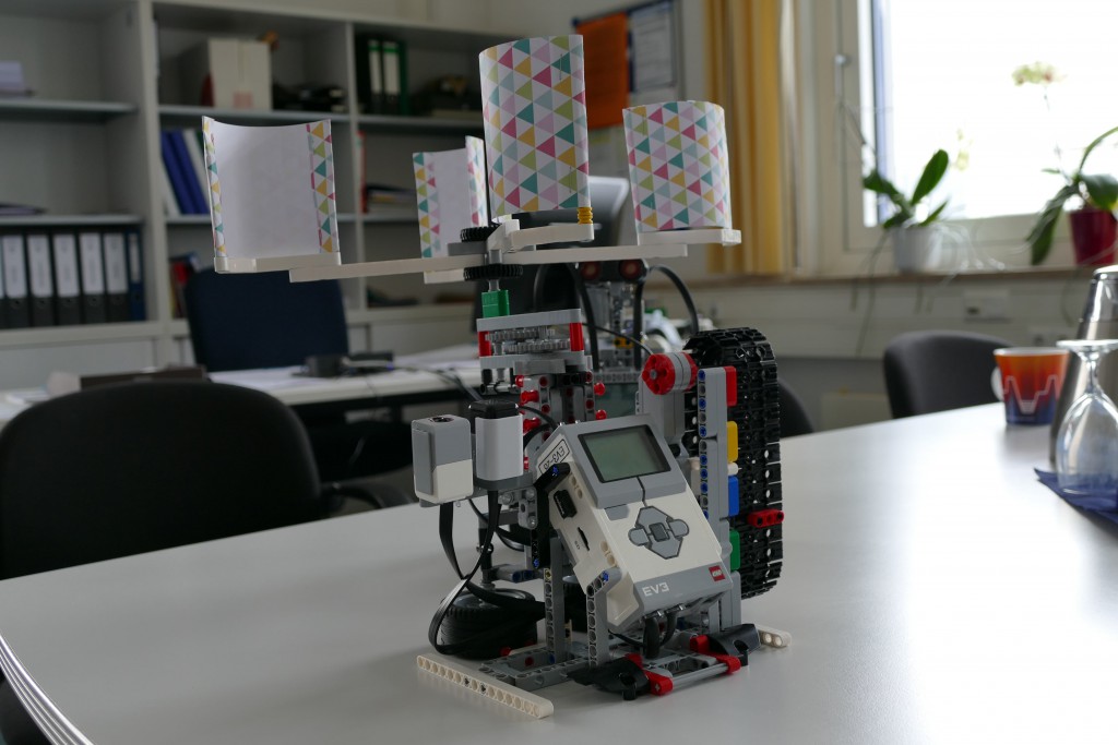 Der zweite Lego-Roboter ist in Gänze abgebildet und es sieht so aus, als könne dieser Windstärken messen.