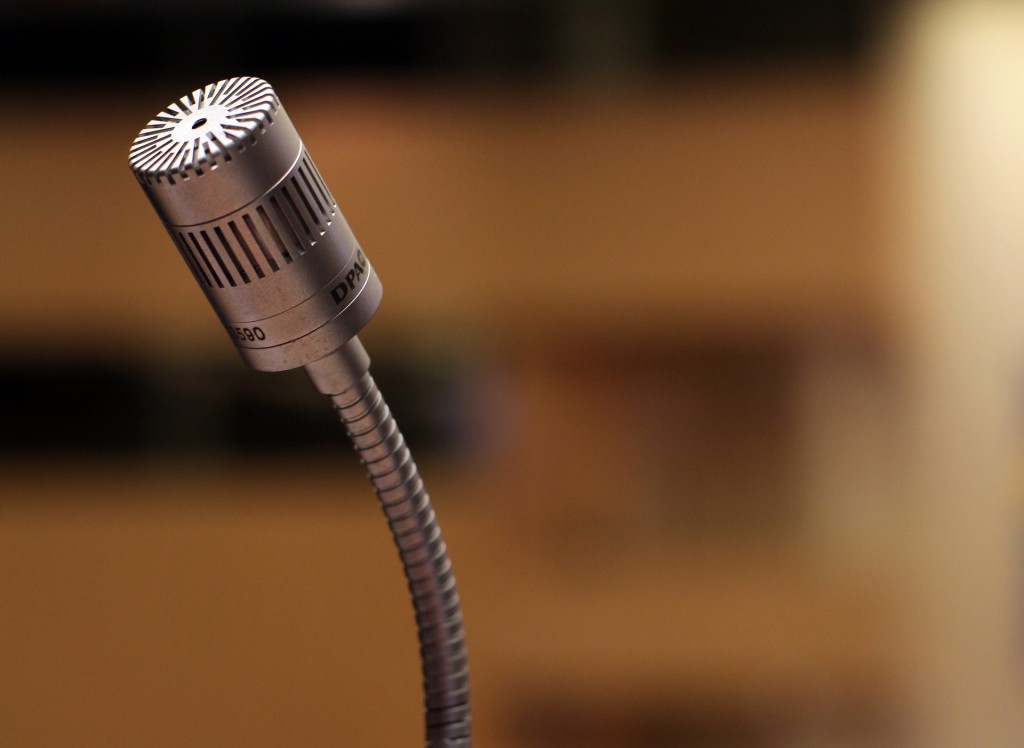 Ein Mikrofon aus Metall und beweglichem Halsstück.