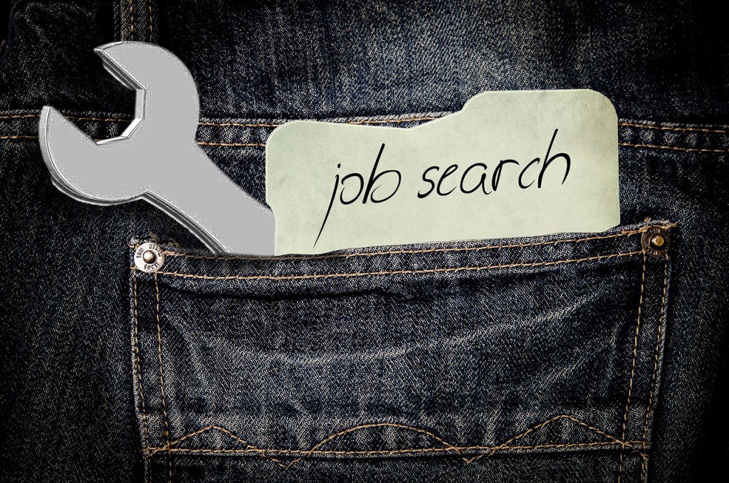 Die Grafik zeigt die Hintertasche einer Jeans, in der ein Schraubenschlüssel und ein Zettel mit der Aufschrift: "Job search" steckt.