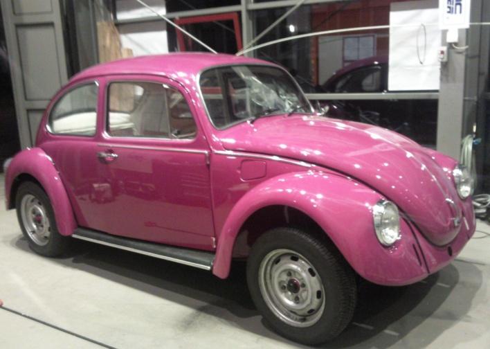 Der im Projekt restaurierte VW Käfer mit pinkfarbener Lackierung