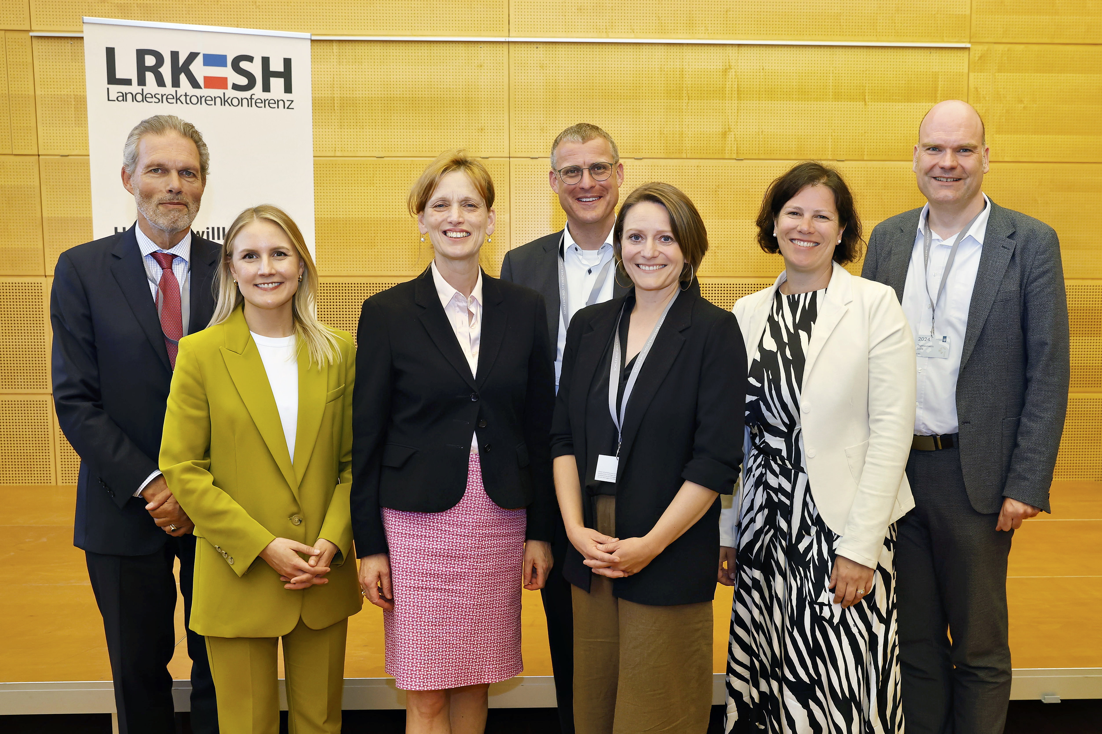 (v.l.n.r. Thomas May (Generalsekretär Wissenschaftsrat), Julia Carstens (Staatssekretärin Wirtschaftsministerium) Karin Prien (Wissenschafts- und Forschungsministerin) Prof. Dr. Björn Christensen (Vorsitzender LRK), Sandra Magens (Sprecherin der Kanzler*innen), Kristina Herbst (Landtags-präsidentin) und Jan-Martin Wiarda (Wissenschaftsjournalist und Moderator),