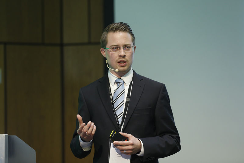 Prof. Weber während eines Vortrags über Mensch-Roboter-Kollaboration