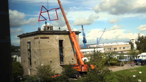 Zeitraffer "Installation von KUBUS BALANCE" auf dem Dach der Bunker-D